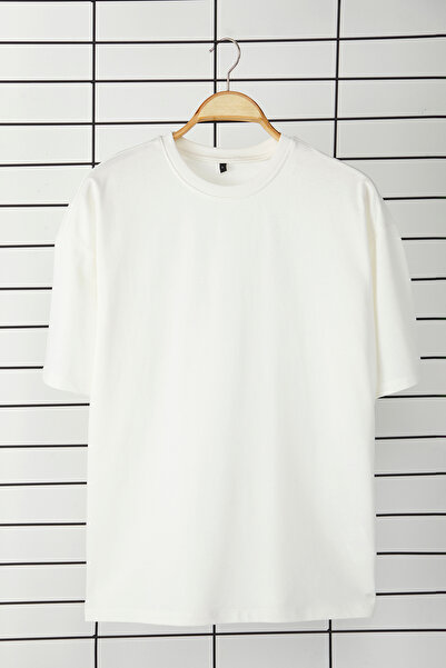 Trendyol Collection Dick geschnittenes T-Shirt aus Ecru-Baumwolle – Übergröße, TMNSS25TS00109