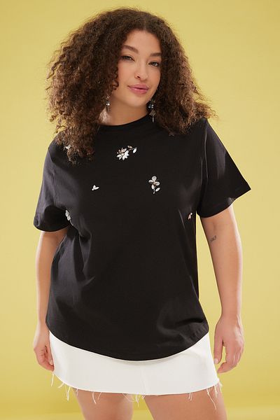Trendyol Curve Schwarzes, mit Blumen besticktes, gestricktes Plus-Size-T-Shirt mit Rundhalsausschnitt TBBSS25BF00024