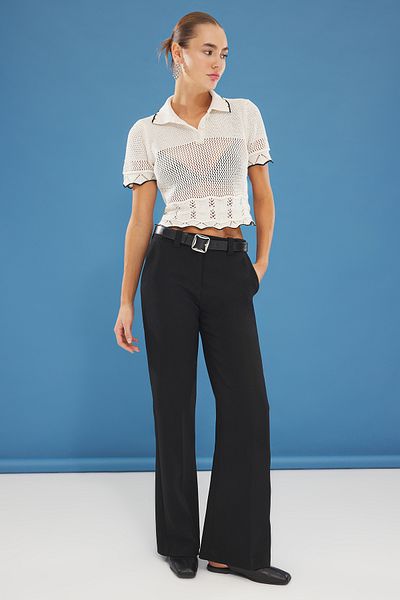 Trendyol Collection Ecrufarbene, durchbrochene Strickbluse mit Babykragen TWOSS25BZ00198