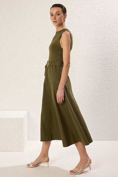 Trendyol Collection Khakifarbenes, gerades Midi-Webkleid mit Gürtel TWOSS25EL00055