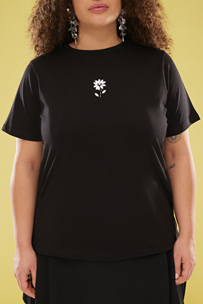 Trendyol Curve Μαύρο λουλουδάτο κεντημένο πλεκτό μπλουζάκι μεγάλου μεγέθους TBBSS25BF00023