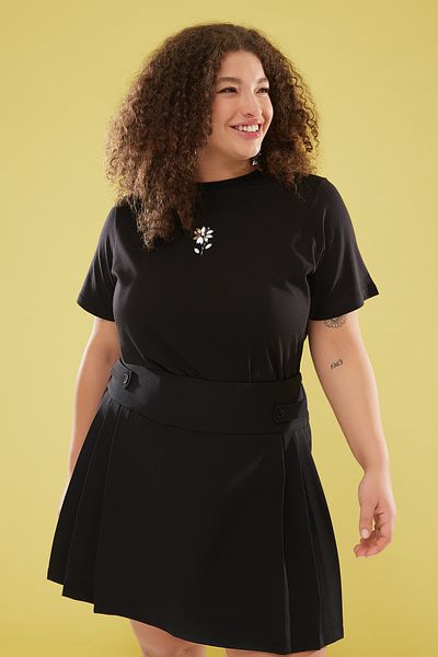 Trendyol Curve Black Crew Neck Flower Embroidered Knitted Plus Size T-Shirt Tbbss25Bf00023