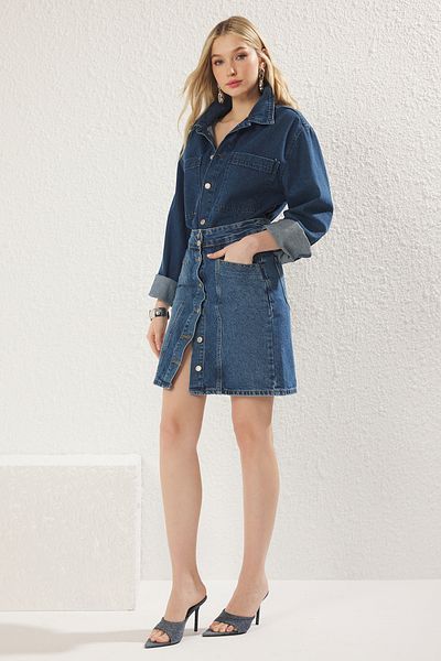 Trendyol Collection Kék elülső gombos varrás részletes normál derekú mini farmer szoknya TWOSS25ET00004