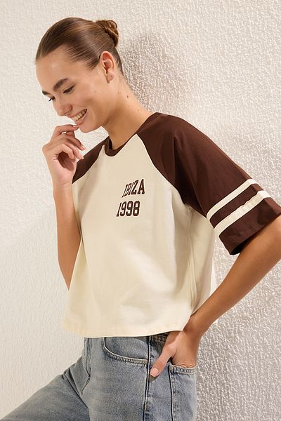 Trendyol Collection Farbblock-Slogan-bedrucktes Crop-Strick-T-Shirt – 100 % Baumwolle TWOSS25TS00067