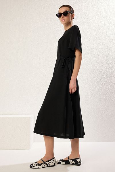 Trendyol Collection Schwarzes, gewebtes Midi-Kreppkleid in A-Linie mit seitlichem Schnürungskleid TWOSS25EL00249