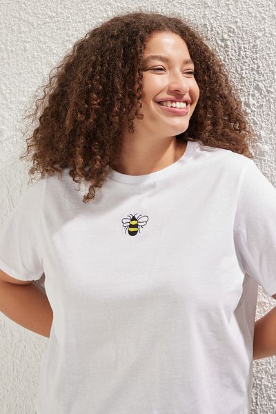 Trendyol Curve Übergroßes Strick-T-Shirt mit Rundhalsausschnitt und Stickerei – TBBSS25BF00015