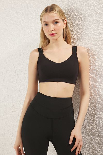 Trendyol Collection Schwarzer Sport-BH mit weicher Stoffstütze – gebürsteter und elastischer Hosenträger THMSS25SS00013
