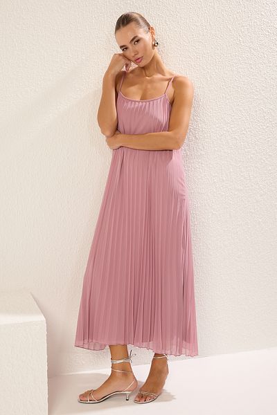 Trendyol Collection Ευέλικτο Maxi Πλισέ Φόρεμα σε γραμμή Α - Πούδρα, ίσιο σκίσιμο TWOSS25EL00170