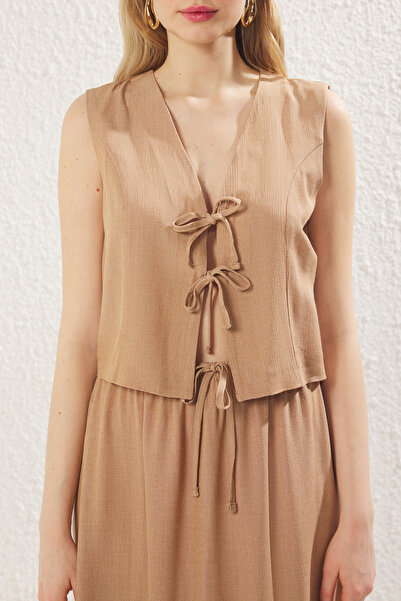 Trendyol Collection Béžová přední kravata Detailní halenka s výstřihem do V a sukně Tkaná dvoudílná spodní souprava TWOSS25AU00080