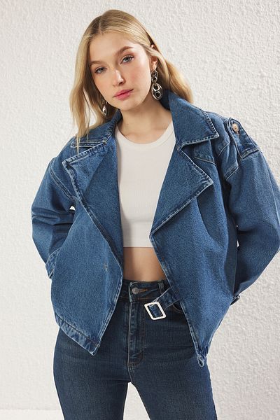Trendyol Collection Blaue, zweireihige, übergroße Denim-Blazerjacke mit Gürtelschnalle TWOSS25CE00018