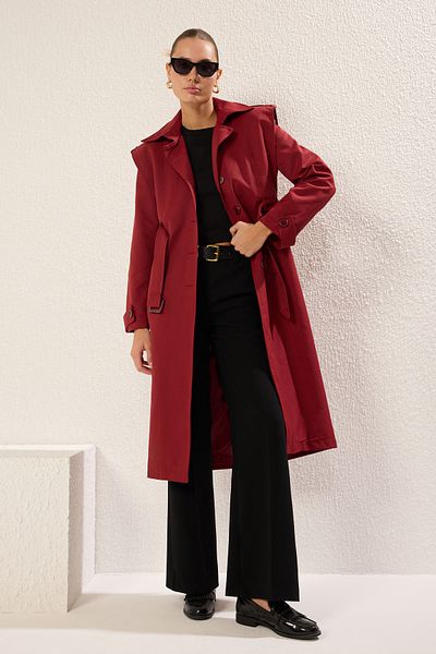 Trendyol Collection Burgunderroter, detaillierter, regulärer, langer Trenchcoat mit Gürtel und Nähten TWOSS25TR00010