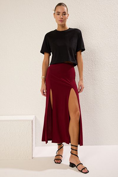 Trendyol Collection Weinroter, flexibler Maxi-Strickrock in A-Linie/Schlagform mit Schlitz TWOSS25ET00041