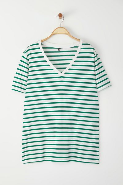 Trendyol Curve Weiß-grün gestreiftes T-Shirt mit V-Ausschnitt – TBBSS23BF00016