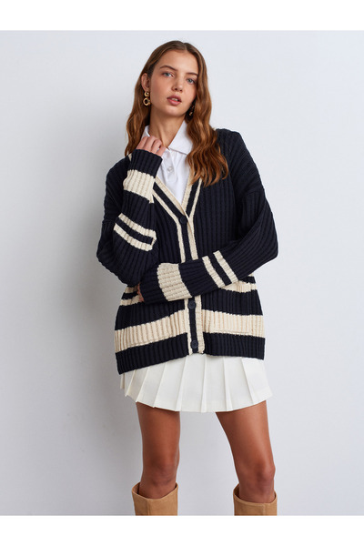 Dilvin 60951 Tricotaj cu buzunare cu nasturi în dungi cu decolteu în V - Alba...