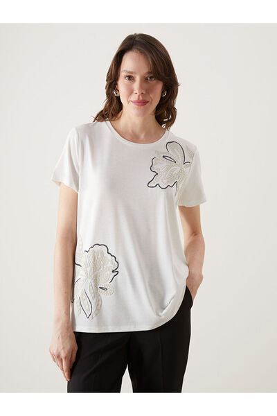 LC Waikiki RMZ GİYİM FARKIYA تي شيرت نسائي مزين بالزهور ذو ياقة روبا