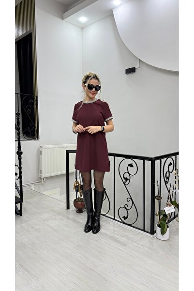 Flow Bordo boğazı kolları taşlı kısa elbise