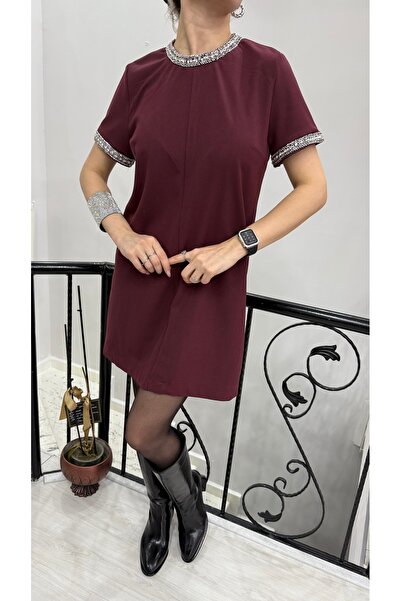 Flow Bordo boğazı kolları taşlı kısa elbise