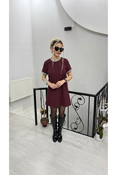 Flow Bordo boğazı kolları taşlı kısa elbise