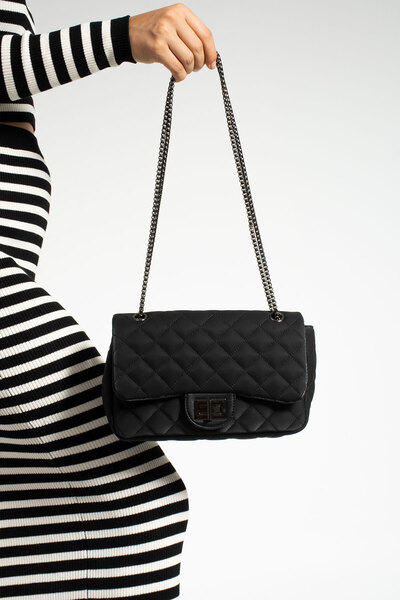 Metsare حقيبة كتف نسائية مبطنة وقابلة للقفل مع حزام سلسلة