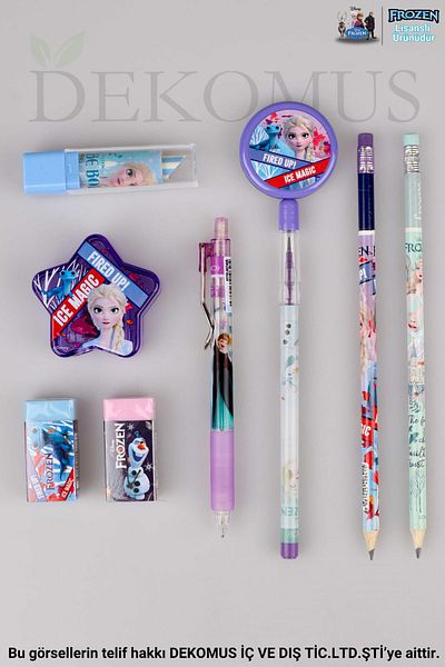 DEKOMUS SET DE PAPETERIE LICENȚAT ELSA FROZEN 9 BUCĂȚI PENĂ VERSATILĂ CU FIGURĂ LABIRINT, 2 BUCĂȚI DE ȘTERGĂTOR