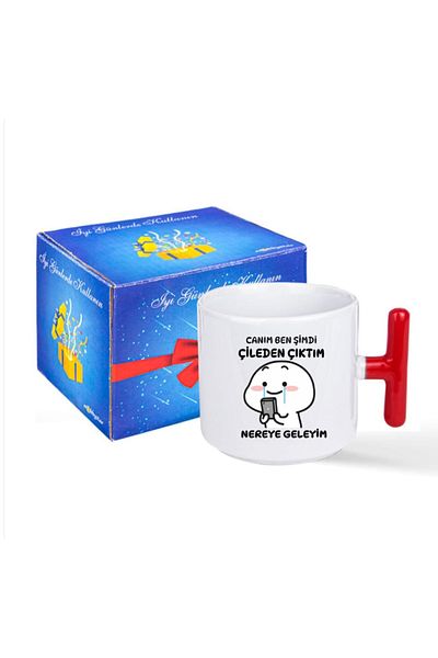 Tasarım كوب مطبوع عليه عبارة "I'm Out of the Box" باللون الأحمر على شكل حرف T