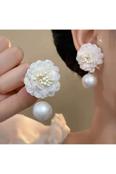 Accessories Moon Home Collection أقراط نسائية متدلية من القماش الأبيض مزينة باللؤلؤ