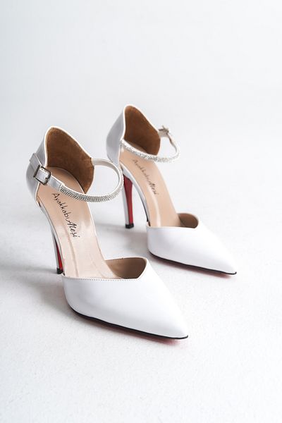 Ayakkabı Ateşi Sierra - Pantofi stiletto de damă din piele lacuită albă cu cască cu detalii de piatră