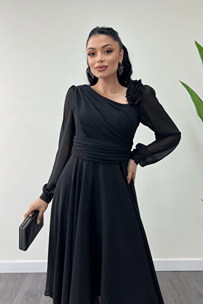 giyimmasalı Šifonové šaty v midi délce s růžovým detailem - ČERNÉ