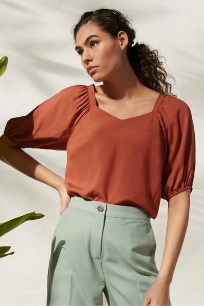 Tchibo بلوزة نسائية سادة بأكمام منفوخة ورقبة على شكل حرف V، أحمر