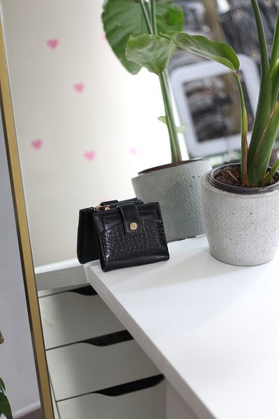 Moom Bag Γυναικείο τετράγωνο πορτοφόλι με μαύρο κροκόδειλο με λεπτομέρεια θήκης για κάρτες