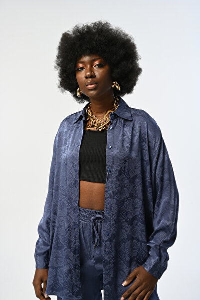 Orfeo Negro KADIN İNDİGO MAVİ YAPRAK DESENLİ OVERSİZE GÖMLEK