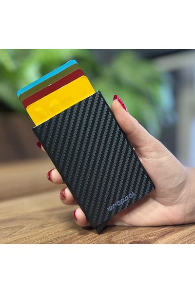 Wrapsol Μαύρο μοτίβο άνθρακα - Θήκη πιστωτικής κάρτας αλουμινίου με μηχανισμό και προστασία RFID