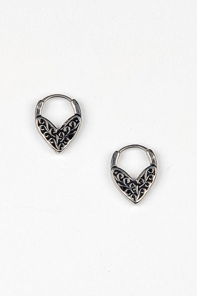Lila Rosa Heart Gothic Steel Earrings