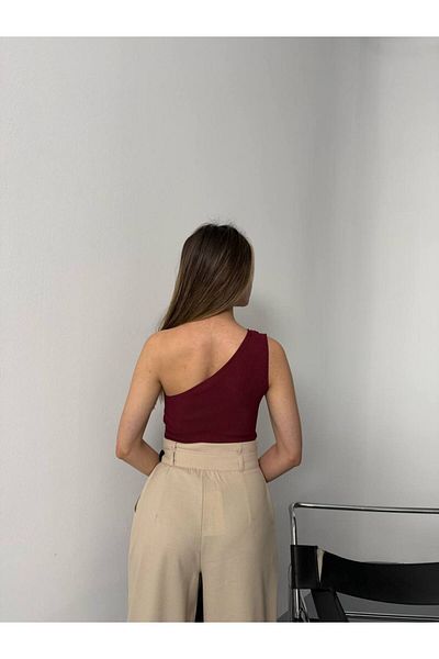 İLKCET MODA Tricou crop cu un singur umăr cu accesorii aurii