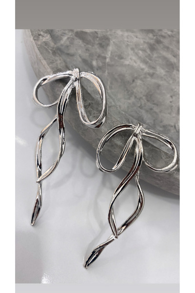 LUNA ACCESSORIES أقراط فضية كبيرة على شكل فيونكة