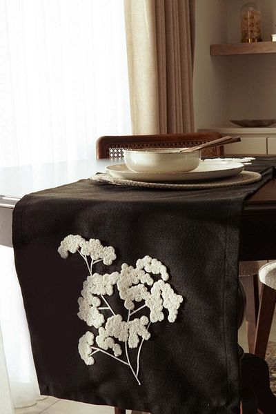 Pilloveland Runner Punch Brodat și aspect de in - 38*130 Cm - Sakura