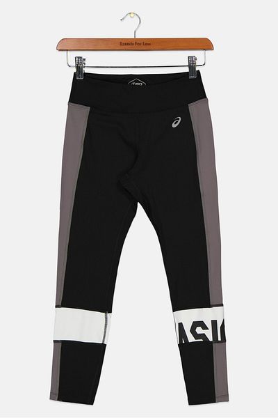 Asics ملابس رياضية للبنات من ماركة FIt مطبوعة بشعار العلامة التجارية، باللونين الأسود والأبيض