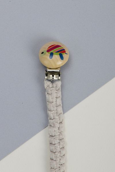 e&f Store Hand Knitted Natural Wooden Pacifier Holder - Turtle - Gray