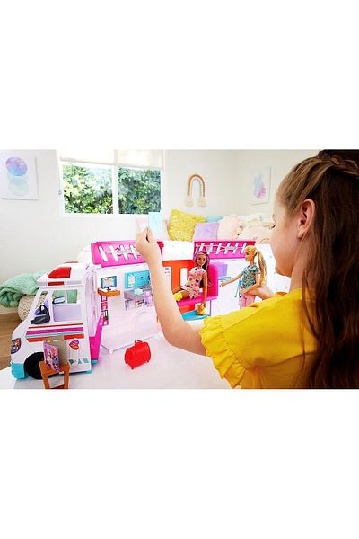 Barbie ® مجموعة ألعاب عيادة الرعاية (جديدة) - HKT79
