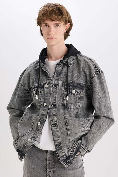 DeFacto Übergroße, weit geschnittene, mit Kapuze geknöpfte, saisonale Frühlings-Jeansjacke D0416ax25sp