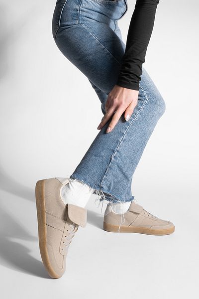 Marjin Damen-Sneaker aus beigem Wildleder – Vinas Retro-Sportschuhe mit Zungendetail
