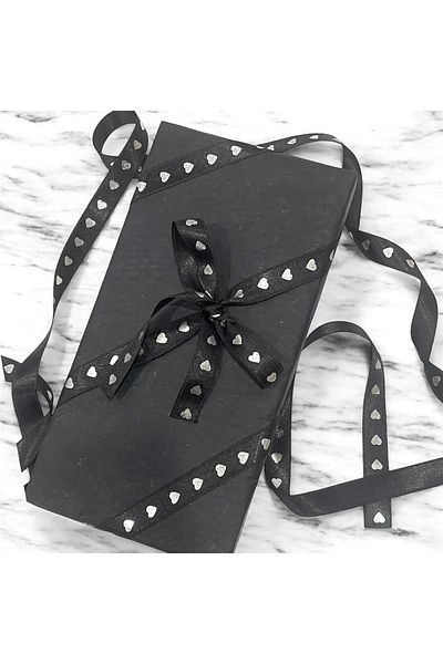 HUR-AY PACK Μαύρη σατέν ασημί καρδιά με στάμπα κορδέλα - 1,5 cm, 3 μέτρα