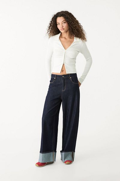 Stradivarius بنطال جينز واسع الساق مع تفاصيل الحاشية