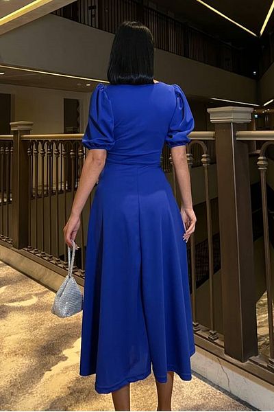 bayansepeti Saks Blue Crepe Fabric Decolteu Crew Maneca Printesa Design Rochie Midi Rosie 583151