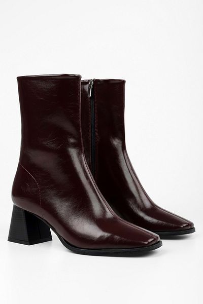 Shoeberry Damen-Stiefel „Talve“ in Burgunderrot mit glänzender, stumpfer Zehenpartie und Absatz