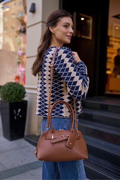 Madamra Barna női retro kézi és válltáska arany kiegészítőkkel