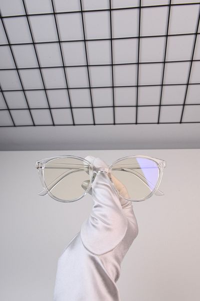 LOOKUP The Cat Eye Glasses with Blue Light Protection are Optically Compatible and Relax in Computer Television vs. Use.