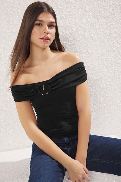 Trendyol Collection Μαύρο αξεσουάρ γιακά Carmen Λεπτομερής ελαστική πλεκτή μπλούζα που εφαρμόζει στο σώμα TWOSS25BZ00034