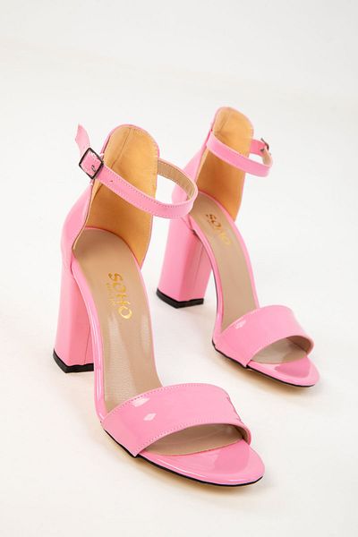 SOHO Klassische Schuhe mit Absatz aus rosafarbenem Lackleder 14532