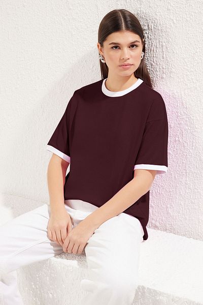 Trendyol Collection Weinrot*001 – Übergroßes T-Shirt aus 100 % Baumwolle mit kontrastierendem Kragen und Streifendetail TWOSS24TS00052